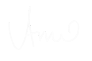 Valkoinen allekirjoitus, joka sisältää nimen Anu.